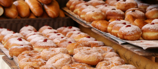 Tłusty czwartek otwiera kalendarzowy rollercoaster. Pączki, piątek 13 i walentynki dzień po dniu