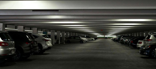 Jak wybrać parking przy lotnisku, żeby podróż zaczęła się bez stresu? 